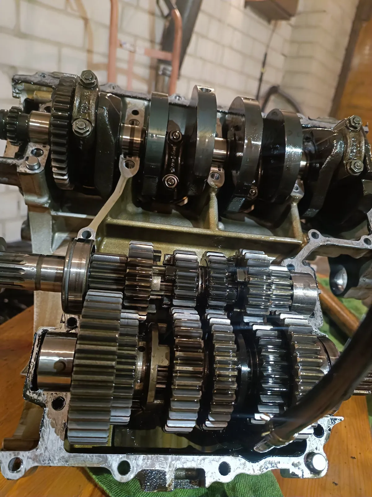 Išardytas Kawasaki ZX6R variklis su alkūniniu velenu ir pavarų dėže
