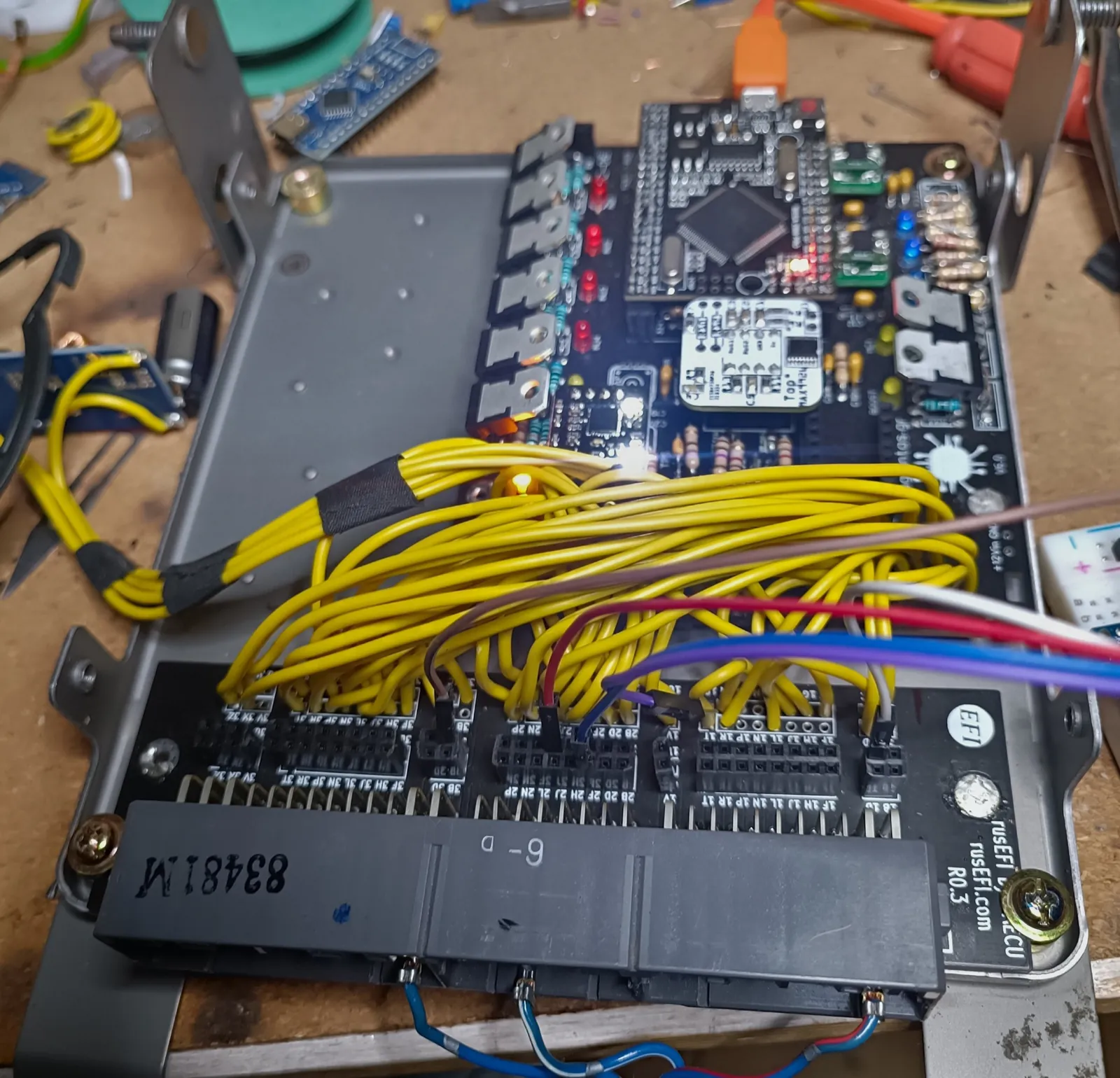Speeduino plokštė gamykliniame ECU korpuse