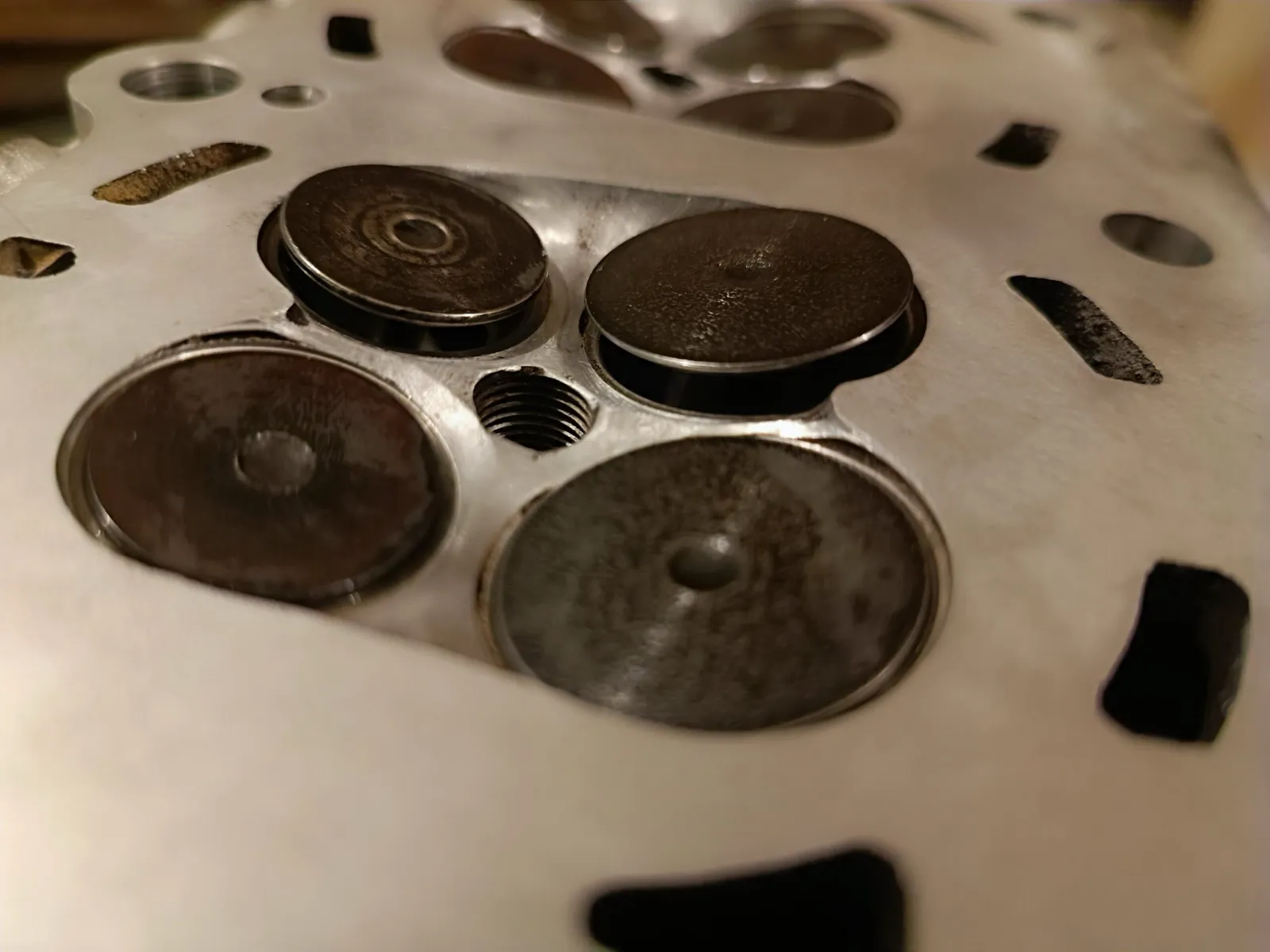 Vožtuvų reguliavimo kaladėlės ant variklio galvutės